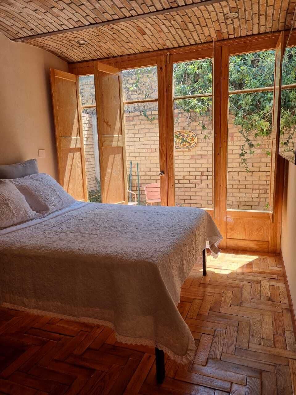 Quarto casal conforto, varanda, vista para o jardim | Escrivaninha, Wi-Fi de cortesia