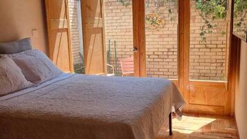 Quarto casal conforto, varanda, vista para o jardim | Escrivaninha, Wi-Fi de cortesia