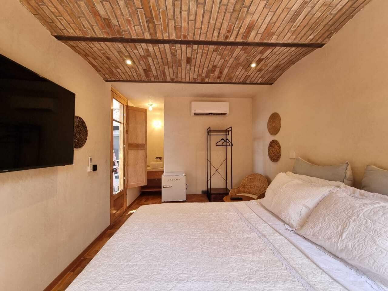 Quarto casal conforto, varanda, vista para o jardim | Escrivaninha, Wi-Fi de cortesia