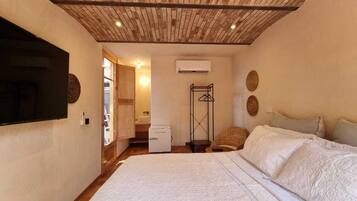 Quarto casal conforto, varanda, vista para o jardim | Escrivaninha, Wi-Fi de cortesia