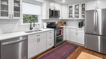 Fridge, oven, stovetop, dishwasher