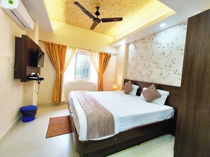 Deluxe tweepersoonskamer, Meerdere bedden, airconditioning | Hypoallergeen beddengoed, een kluis op de kamer, een bureau