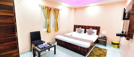 Standard Double Room, Multiple Beds | Hypo-allergenic bedding, in-room safe, desk, soundproofing