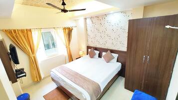 Standaard tweepersoonskamer | Hypoallergeen beddengoed, een kluis op de kamer, een bureau