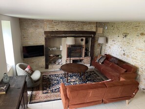 TV, fireplace