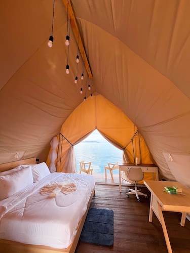 Floating Home in Reef Resort Unit 14