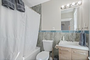 Haartrockner, Handtücher, Seife, Shampoo