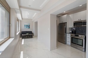 Refrigerador, microondas, horno y parrilla de estufa