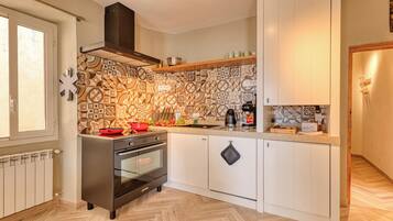 Appartamento luna di miele, camere multiple (Boutique Apartment Casa Del Giudice) | Cucina privata | Frigorifero, forno, piano cottura, macchina per tè/caffè