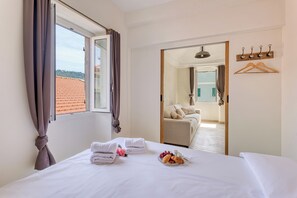 Honeymoon-Apartment, 3 Schlafzimmer (Boutique Apartment Casa Del Giudice) | 3 Schlafzimmer, Bettwäsche
