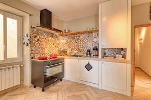 Honeymoon-Apartment, 3 Schlafzimmer (Boutique Apartment Casa Del Giudice) | Eigene Küche | Kühlschrank, Ofen, Herdplatte, Wasserkocher mit Kaffee-/Teezubehör