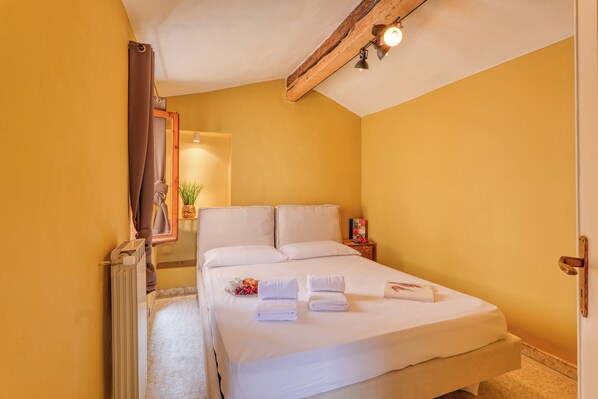 Honeymoon Apartment, Multiple Bedrooms (Boutique Apartment Casa Del Giudice) | 3 bedrooms, bed sheets