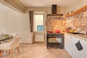 Honeymoon-Apartment, 3 Schlafzimmer (Boutique Apartment Casa Del Giudice) | Eigene Küche | Kühlschrank, Ofen, Herdplatte, Wasserkocher mit Kaffee-/Teezubehör