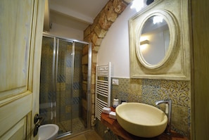 Familienvilla, Mehrere Schlafzimmer (Masseria Santu Lasi) | Badezimmer | Dusche, Haartrockner, Bidet, Handtücher