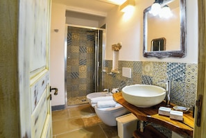 Family Villa, Multiple Bedrooms (Masseria Santu Lasi) | Bathroom