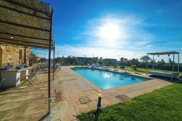 Una piscina al aire libre de temporada
