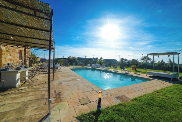 Una piscina al aire libre de temporada