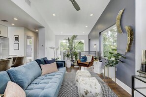 Unclassified image, 5 of 29, button