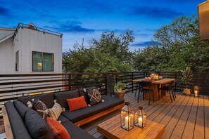 Unclassified image, 2 of 29, button