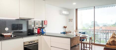 Ovn, opvaskemaskine, kaffe-/temaskine, brødrister