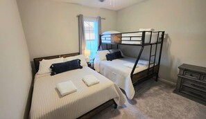 3 slaapkamers, een strijkplank/strijkijzer, reisbedje, gratis wifi