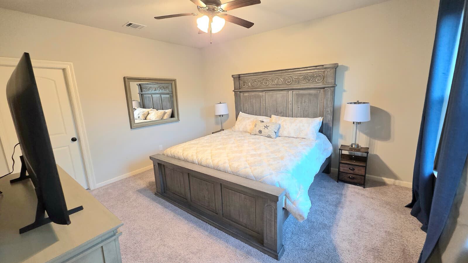 3 dormitoris, planxa i posts de planxar i un bressol de viatge 