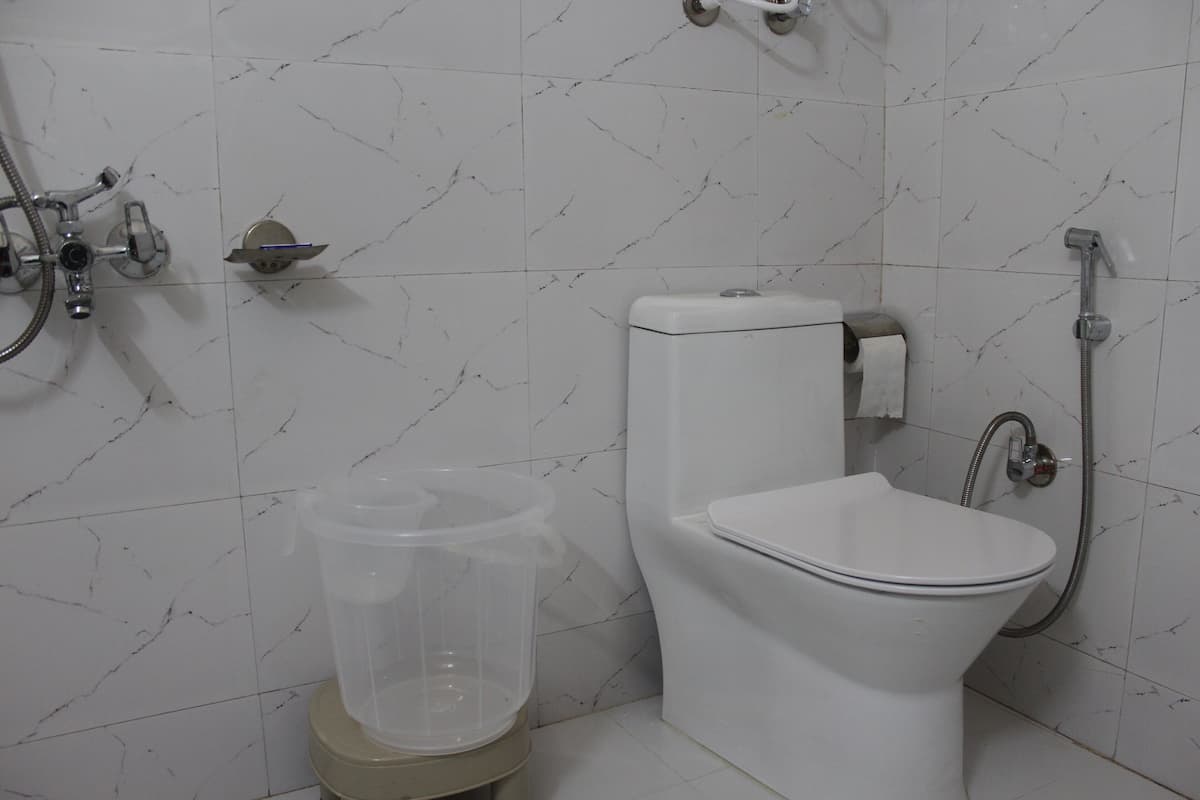 Un bagno con un WC, un bidet e una doccia.