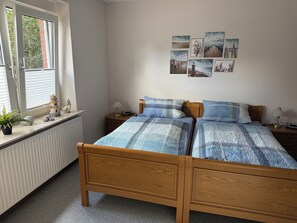 2 Schlafzimmer, Zimmersafe, Schreibtisch, Bügeleisen/Bügelbrett