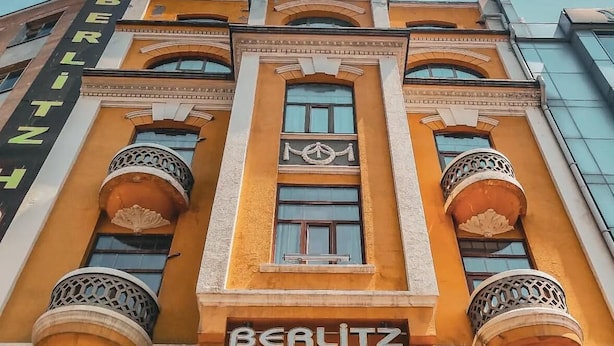 L’extérieur de l’hôtel Berlinitz, avec son architecture classique, se distingue notamment par ses balcons richement décorés et son entrée imposante.