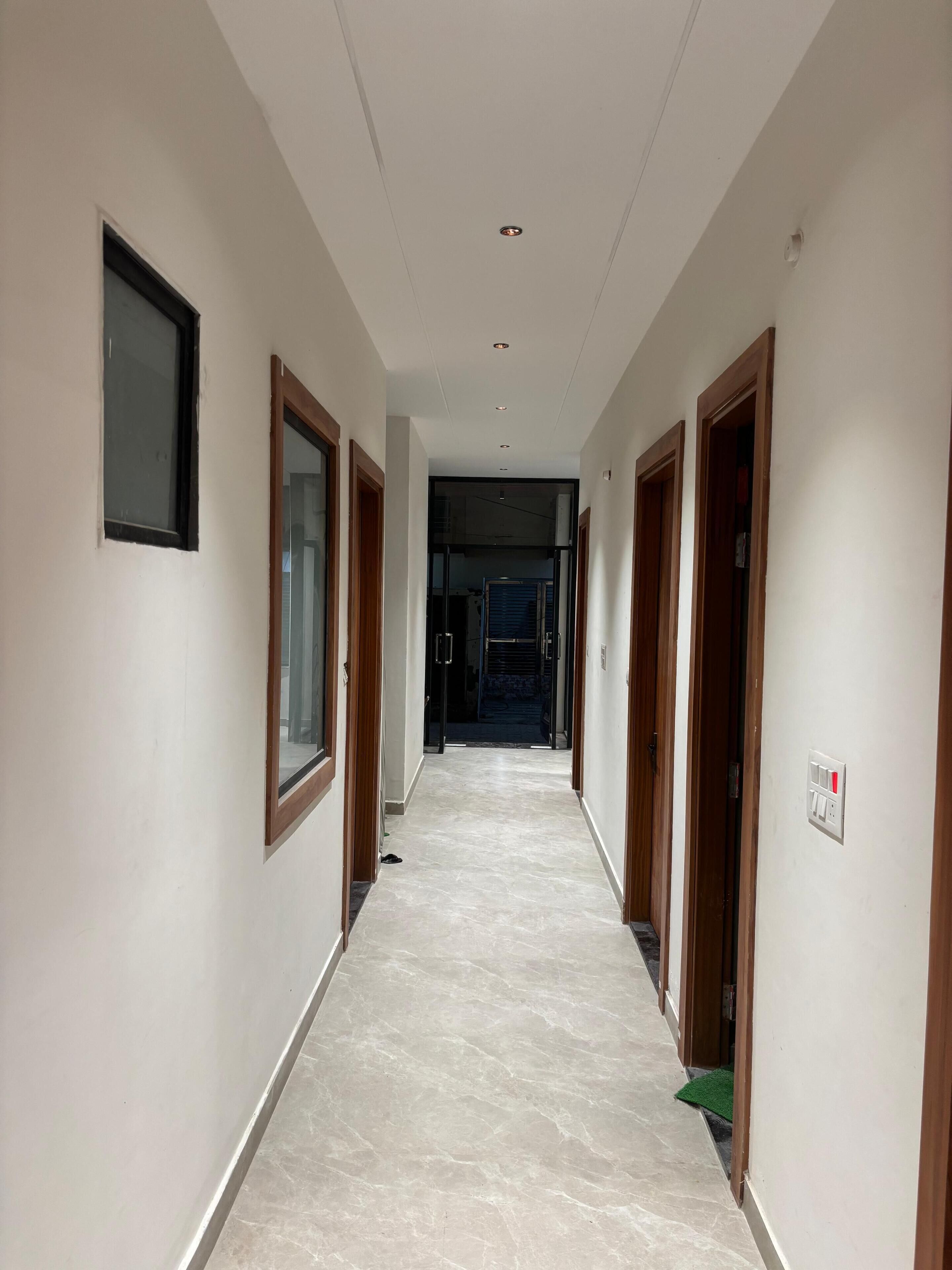 办公桌、笔记本电脑工作区、免费 WiFi、床单