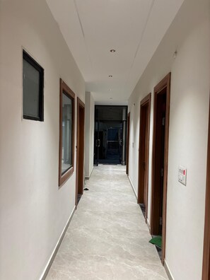 Schreibtisch, laptopgeeigneter Arbeitsplatz, kostenloses WLAN