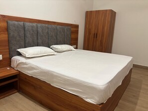 Deluxe-Zimmer | Schreibtisch, laptopgeeigneter Arbeitsplatz, kostenloses WLAN