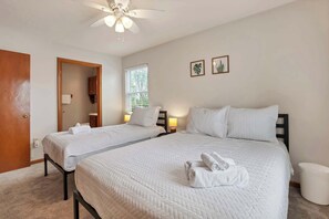 4 bedrooms, iron/ironing board, WiFi, bed sheets - Quiet Ranch Retreat for Work Crews & Families Johnstown, OH (Johnstown)