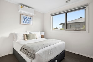 2 habitaciones, tabla de planchar con plancha, wifi y ropa de cama 