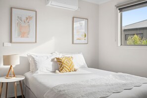 2 bedrooms, iron/ironing board, WiFi, bed sheets - Inviting West Addis Unit I Bring Your Pet (Geelong West)