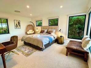 6 bedrooms, desk, iron/ironing board, WiFi - MetaWise Luxe 6 Bed Ocean View Family Home in Seaforth (Seaforth)