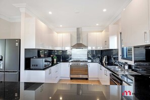 Fridge, microwave, oven, stovetop - MetaWise Luxe 6 Bed Ocean View Family Home in Seaforth (Seaforth)