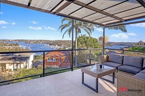 Property grounds - MetaWise Luxe 6 Bed Ocean View Family Home in Seaforth (Seaforth)