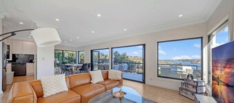 MetaWise Luxe 6 Bed Ocean View Family Home in Seaforth