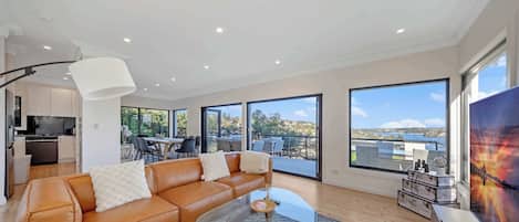 テレビ、書斎 / ワークスペース