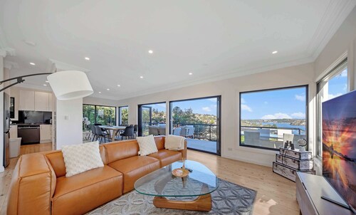 MetaWise Luxe 6 Bed Ocean View Family Home in Seaforth