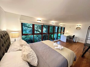 Skrivbord, strykjärn/strykbräda, wi-fi och sängkläder