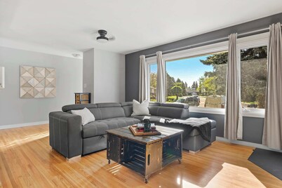 Nineteen55 4BR Parkside Home in Central Red Deer