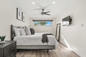 4 makuuhuonetta, työpöytä, Wi-Fi, vuodevaatteet