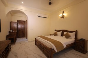 Rom – deluxe, resort-utsikt | Skrivebord, skrivebord for bærbar PC og wi-fi (inkludert)