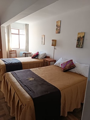 Quarto triplo, vista para o jardim | Escrivaninha, espaço de trabalho para notebook, Wi-Fi de cortesia