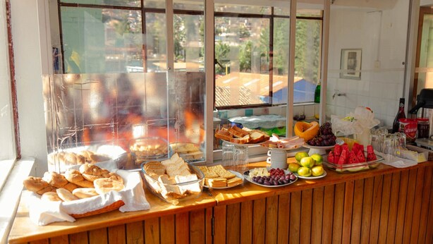 Mostrador de desayuno con diversos alimentos y vista al exterior.