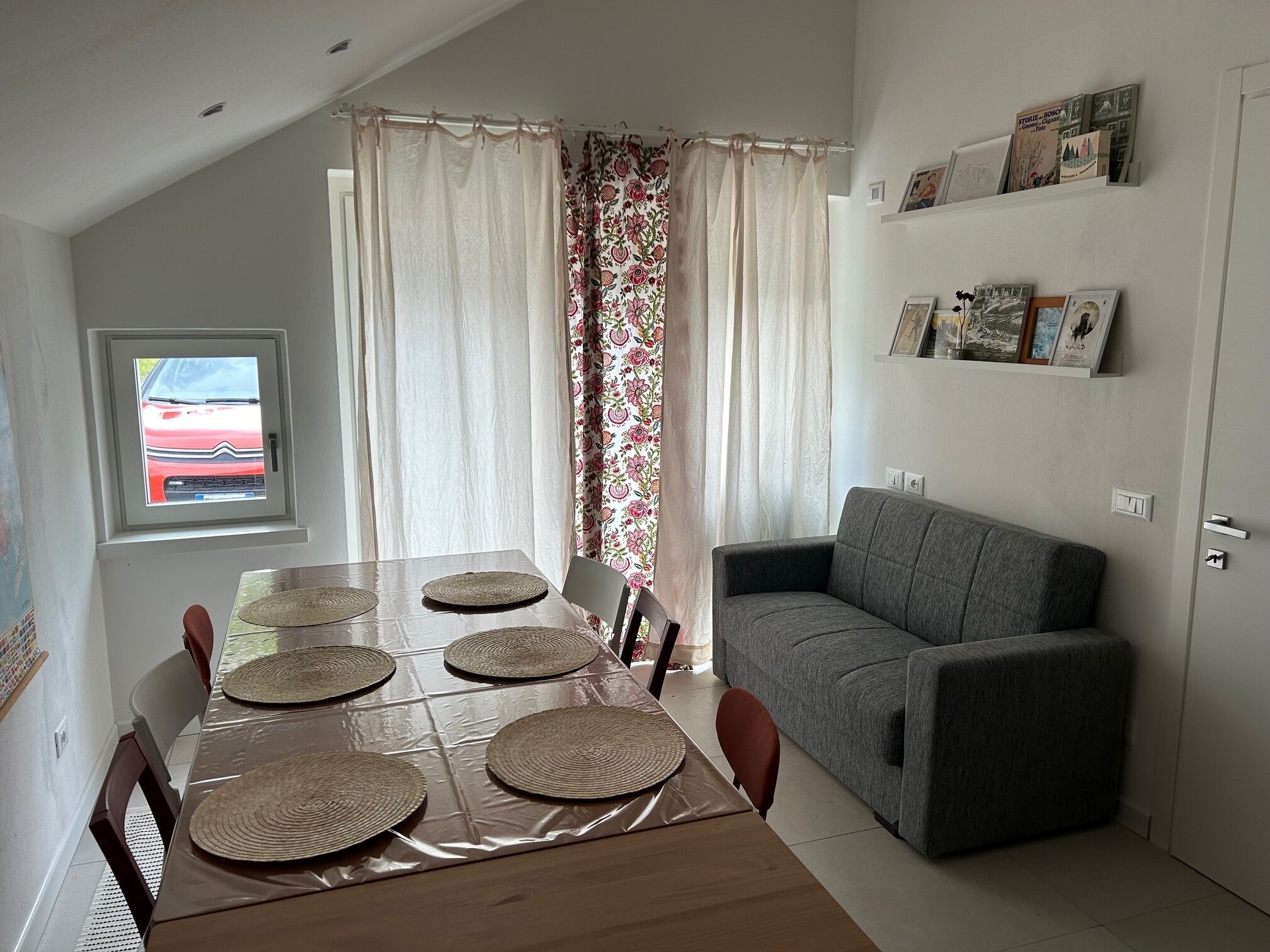 Réfrigérateur dans l'espace commun, cafetière/bouilloire