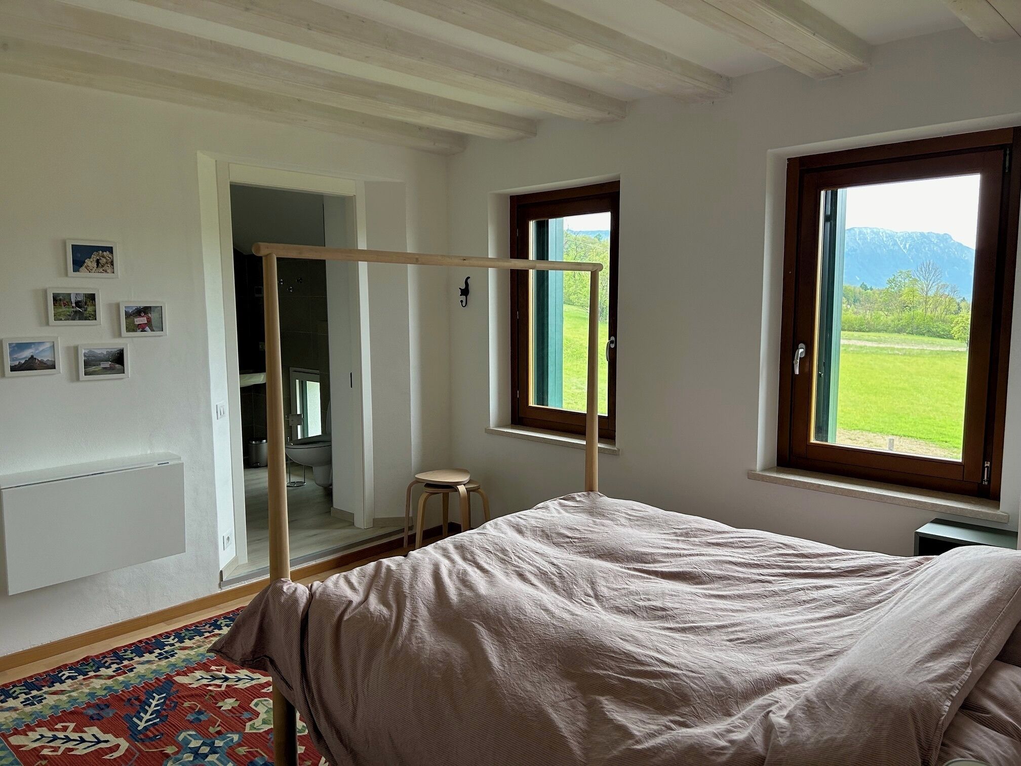 Dubbelrum - utsikt mot trädgården | Värdeförvaringsskåp på rummet, mörkläggningsgardiner och gratis wi-fi