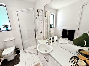 Suihku, hiustenkuivaaja, pyyhkeet